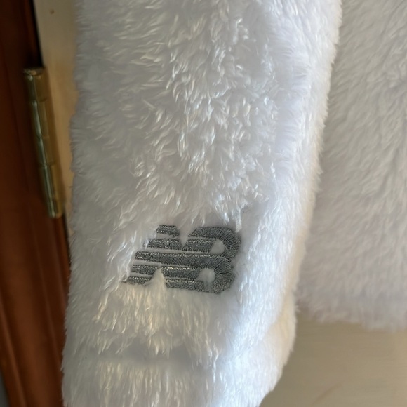 NWT-new balance-2X-white & silver-full zip, fleece, embroidered logo, jacket. - Picture 3 of 15
